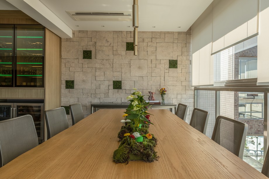 Estante da sala de apartamento de 165 m² une nichos, adega e bar