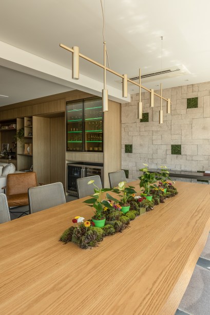 Estante da sala de apartamento de 165 m² une nichos, adega e bar