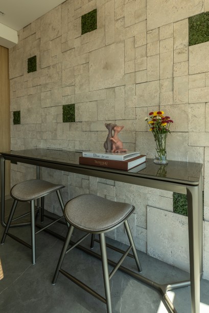 Estante da sala de apartamento de 165 m² une nichos, adega e bar
