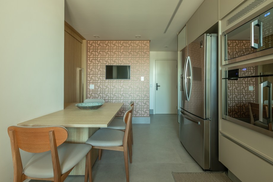 Estante da sala de apartamento de 165 m² une nichos, adega e bar