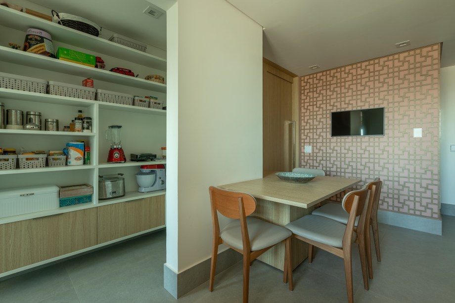 Estante da sala de apartamento de 165 m² une nichos, adega e bar
