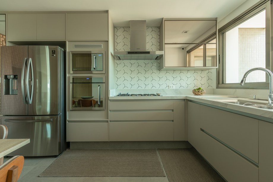 Estante da sala de apartamento de 165 m² une nichos, adega e bar