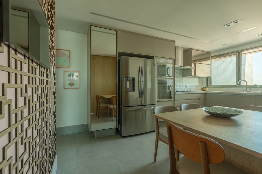 Estante da sala de apartamento de 165 m² une nichos, adega e bar