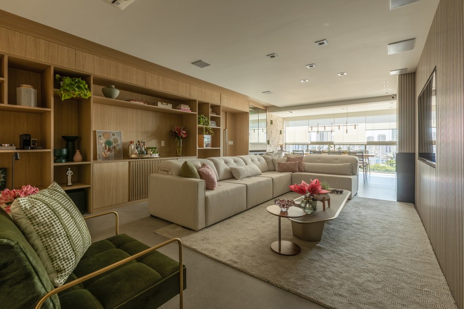 Estante da sala de apartamento de 165 m² une nichos, adega e bar