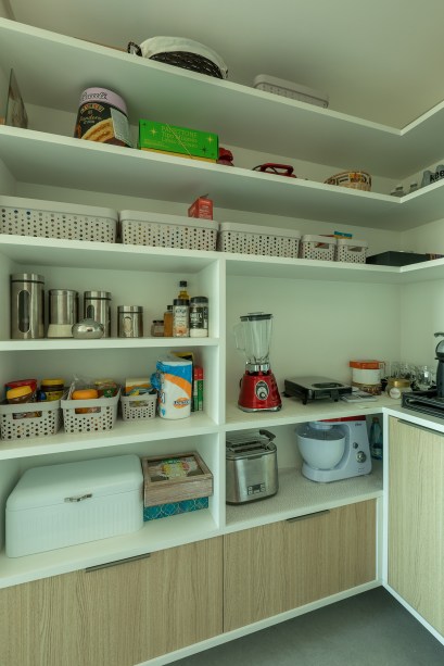Estante da sala de apartamento de 165 m² une nichos, adega e bar