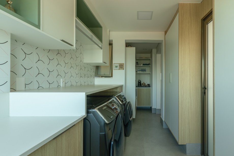 Estante da sala de apartamento de 165 m² une nichos, adega e bar