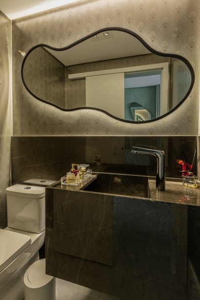 Estante da sala de apartamento de 165 m² une nichos, adega e bar