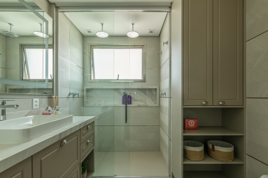 Estante da sala de apartamento de 165 m² une nichos, adega e bar
