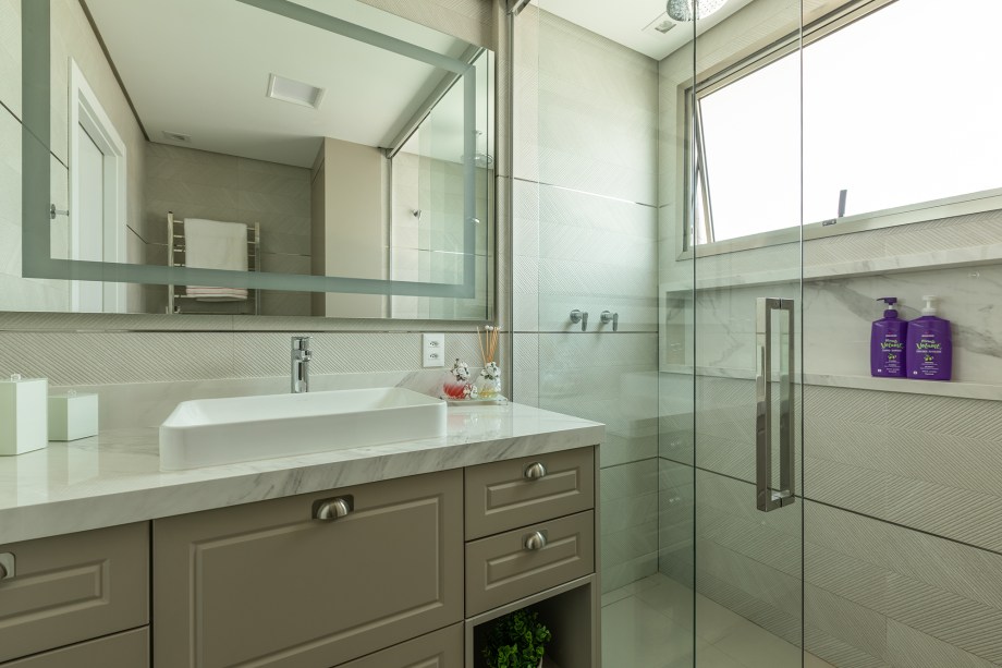 Estante da sala de apartamento de 165 m² une nichos, adega e bar