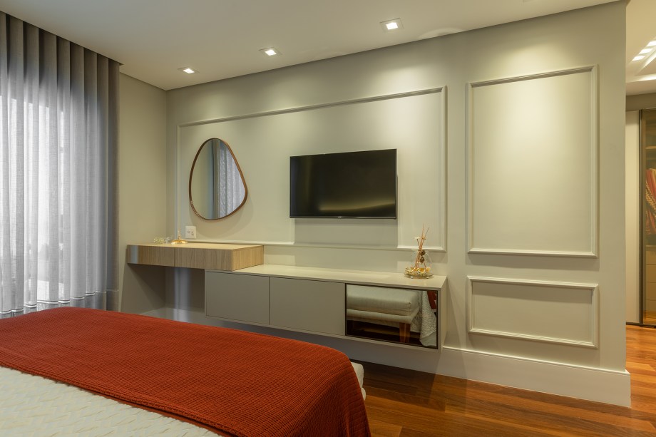 Estante da sala de apartamento de 165 m² une nichos, adega e bar