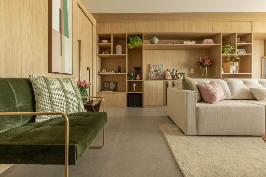 Estante da sala de apartamento de 165 m² une nichos, adega e bar