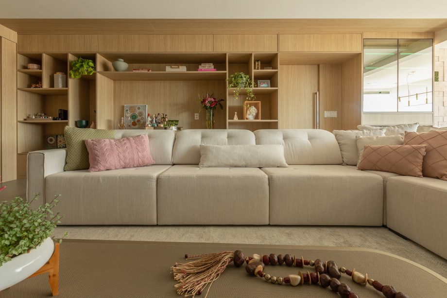 Estante da sala de apartamento de 165 m² une nichos, adega e bar