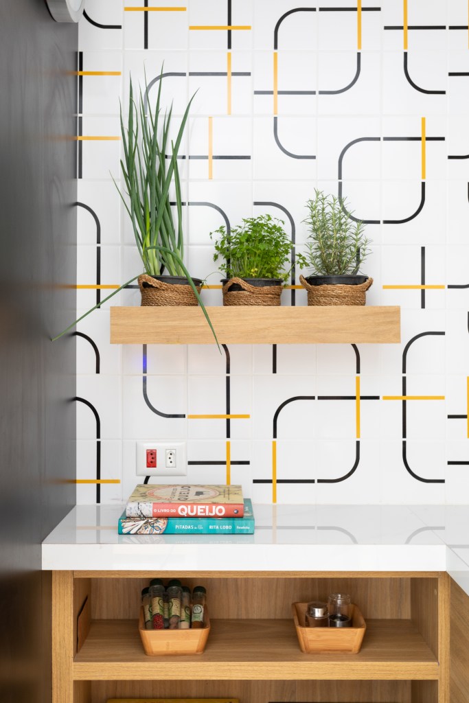 Projeto de Vivi Cirello. Na foto, cozinha com horta pequena e parede de azulejos geométricos.