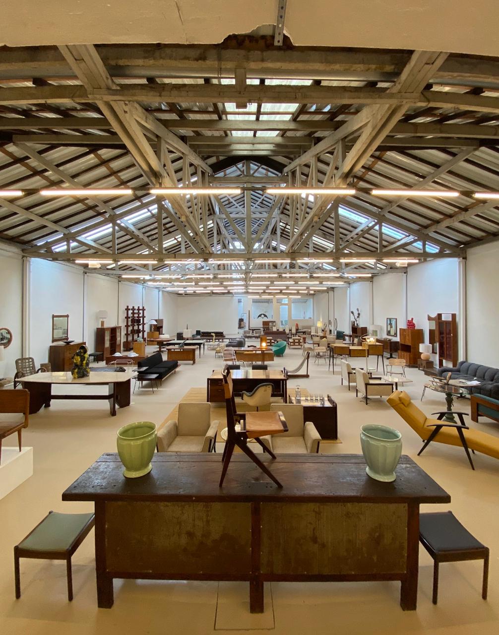 Galeria Verniz ocupa antiga funilaria com peças garimpadas de design