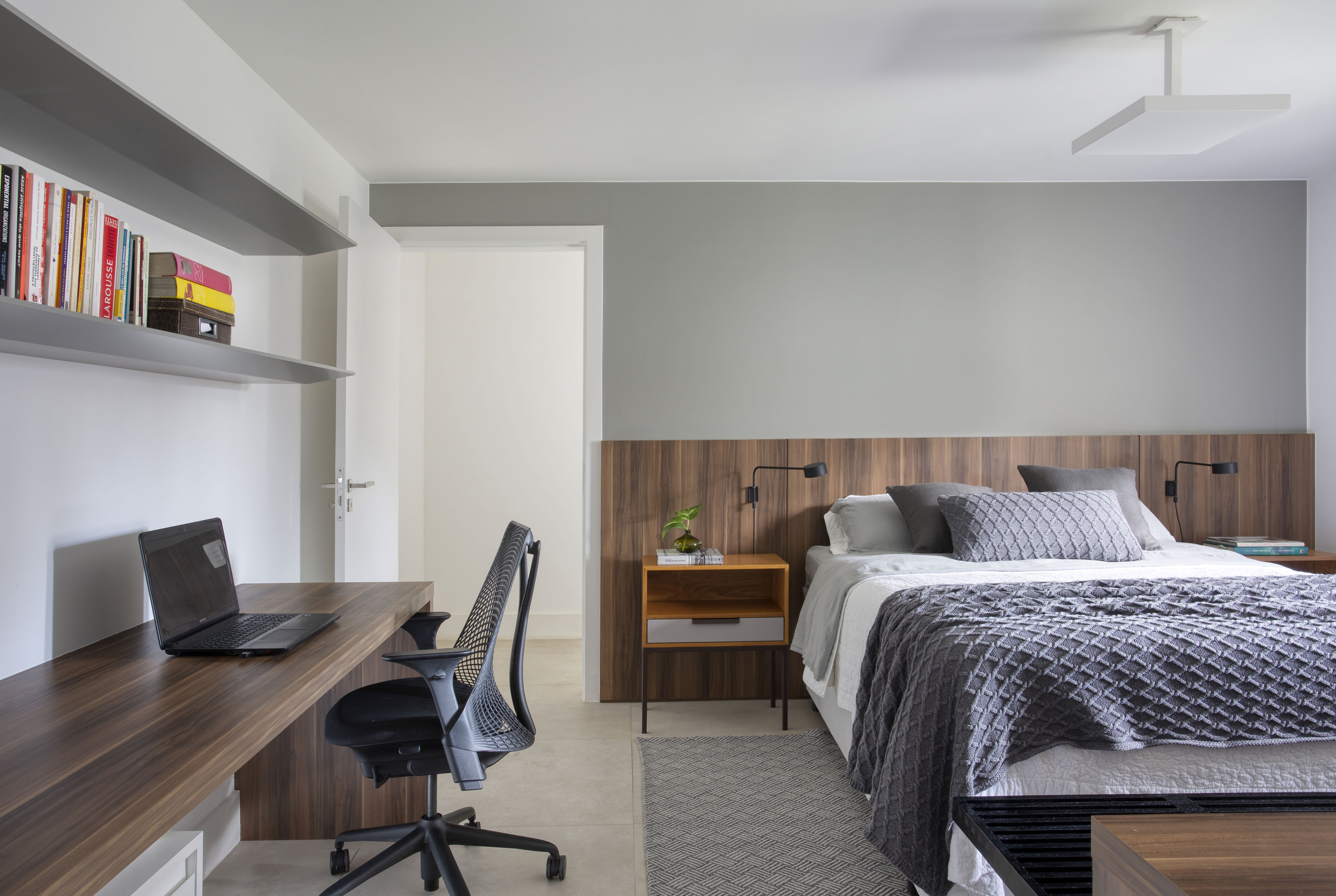 Projeto de Studio Duas Arquitetura. Na foto, quarto com cama de casal, cabeceira de madeira e home office.