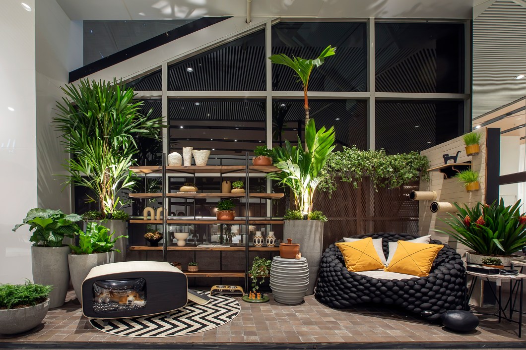 Iris Miranda - Varanda Pet Friendly. É possível criar um espaço seguro em casa para que seus amigos de quatro patas desfrutem da natureza sem preocupações. O ambiente conta com materiais práticos, incluindo um piso apropriado e tecidos à prova d'água. Também há plantas comestíveis e não tóxicas para garantir o bem-estar do animais. Iris Miranda - Varanda Pet Friendly. É possível criar um espaço seguro em casa para que seus amigos de quatro patas desfrutem da natureza sem preocupações. O ambiente conta com materiais práticos, incluindo um piso apropriado e tecidos à prova d'água. Também há plantas comestíveis e não tóxicas para garantir o bem-estar do animais.