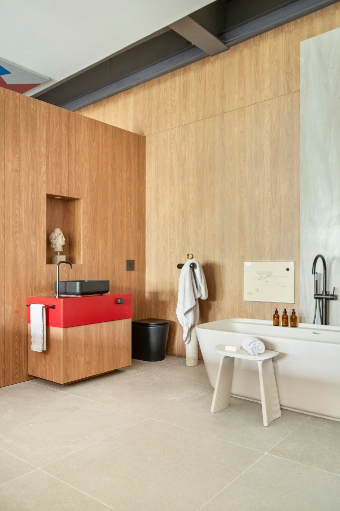 “Poetas do Futuro por Deca”, ambiente de Nathália Xavier para a CASACOR SC 2023. Na foto, sala de banho revestida de madeira e banheira solta.