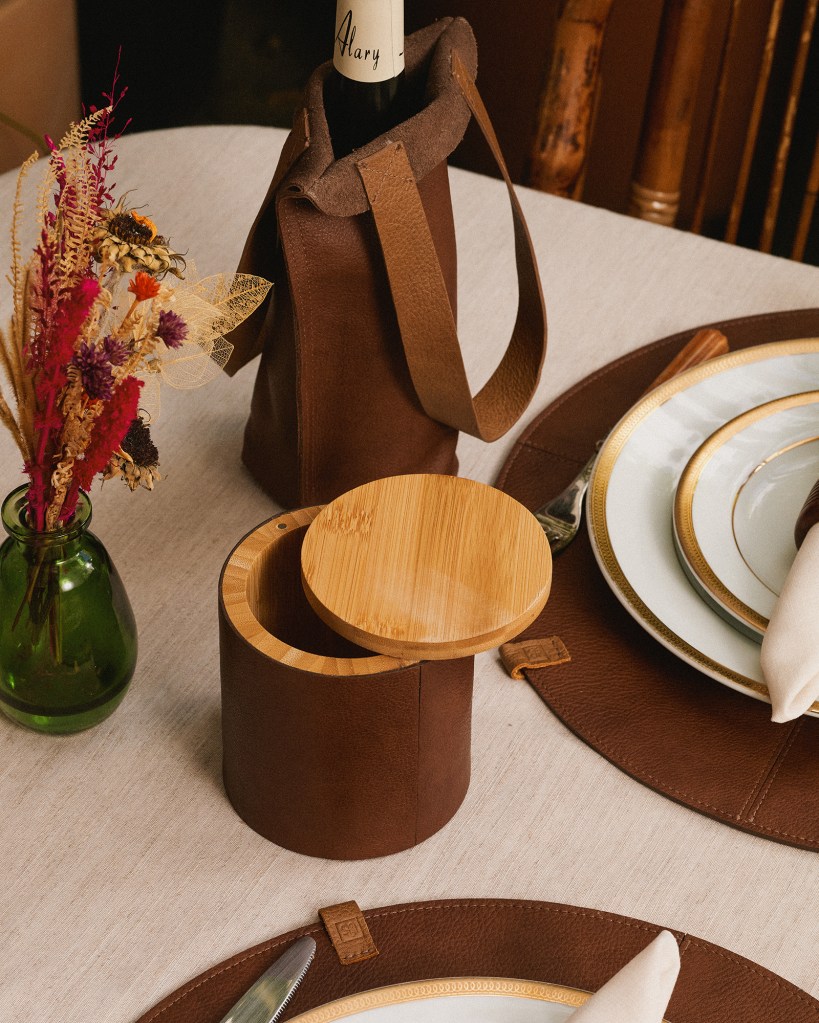 Luly Vianna lança linha de mesa posta que mescla couro e palha de taboa