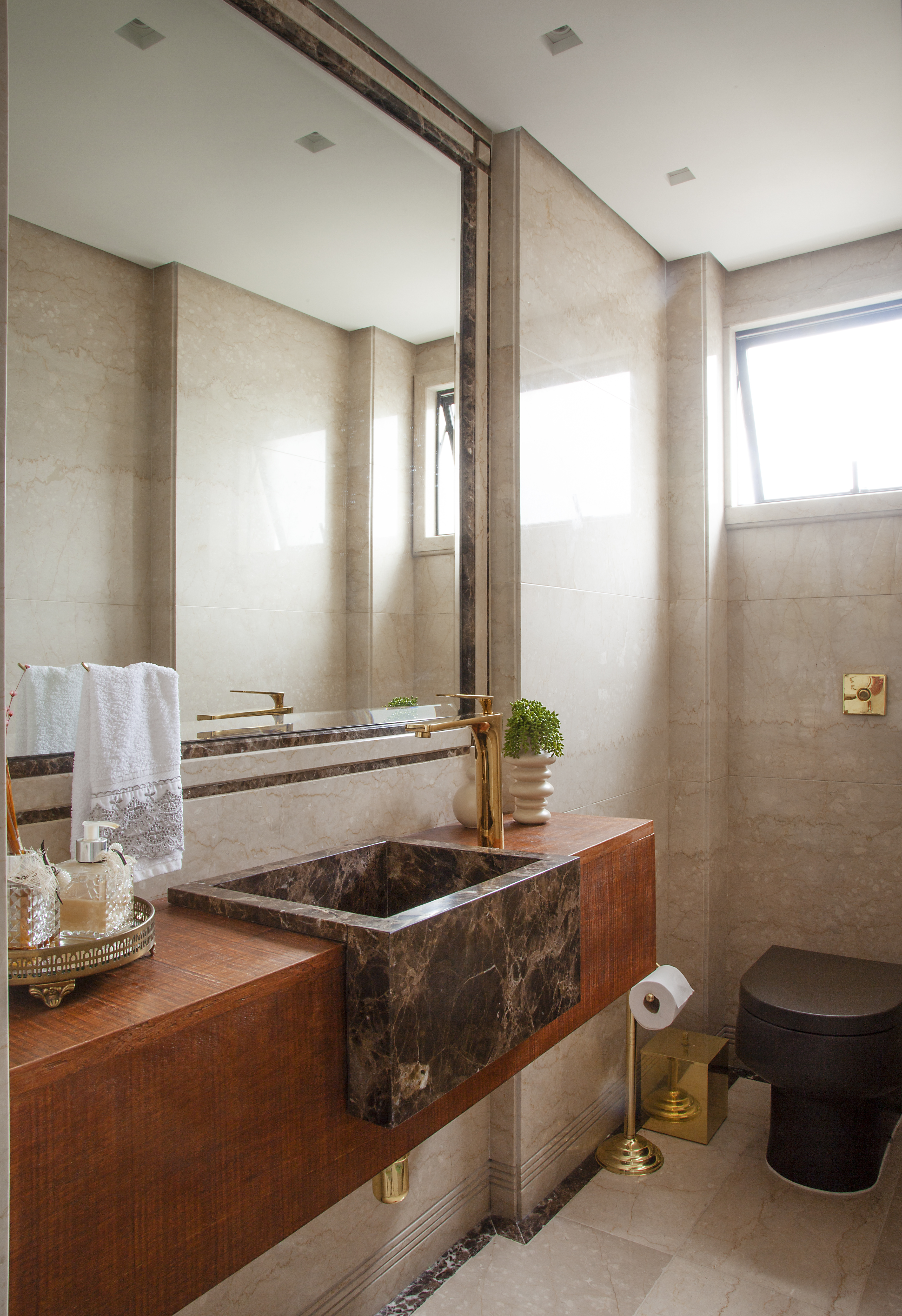 Projeto de Carina Dal Fabbro. Na foto, lavabo com bancada de madeira de demolição e cuba marmorizada.