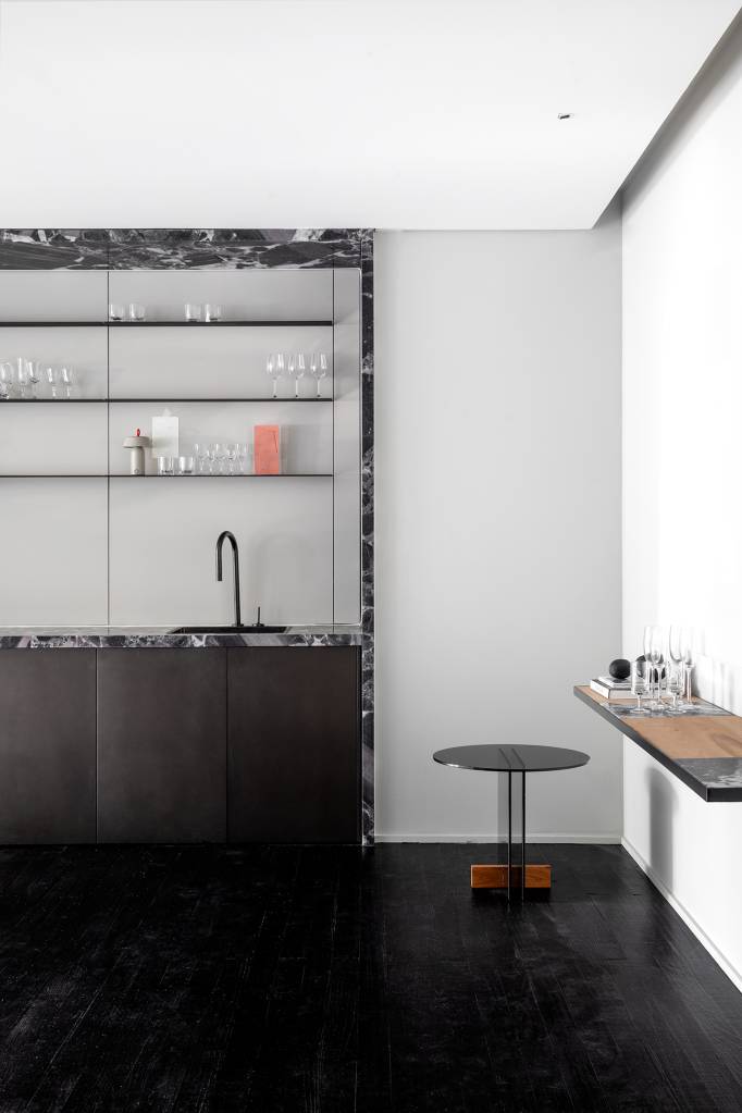 madeira-ebanizada-protagonista-sala-decor-branco-preto-barbara-ramos-credito-fabio-severo-(11) Madeira ebanizada é protagonista desta sala com décor branco e preto. Projeto de Barbara Ramos para a CASACOR Santa Catarina 2023. Na foto, sala de jantar com cristaleira, pia e bancada.