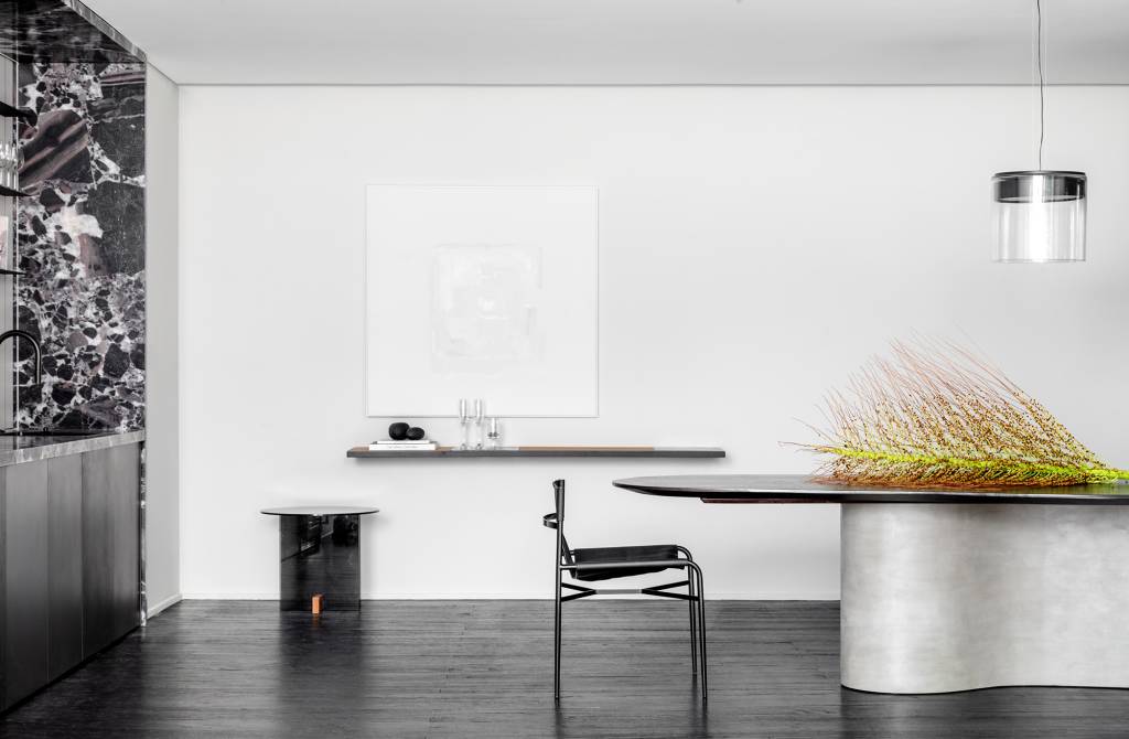 madeira-ebanizada-protagonista-sala-decor-branco-preto-barbara-ramos-credito-fabio-severo-(5) Madeira ebanizada é protagonista desta sala com décor branco e preto. Projeto de Barbara Ramos para a CASACOR Santa Catarina 2023. Na foto, sala de jantar com mesa curva, quadro e prateleira.