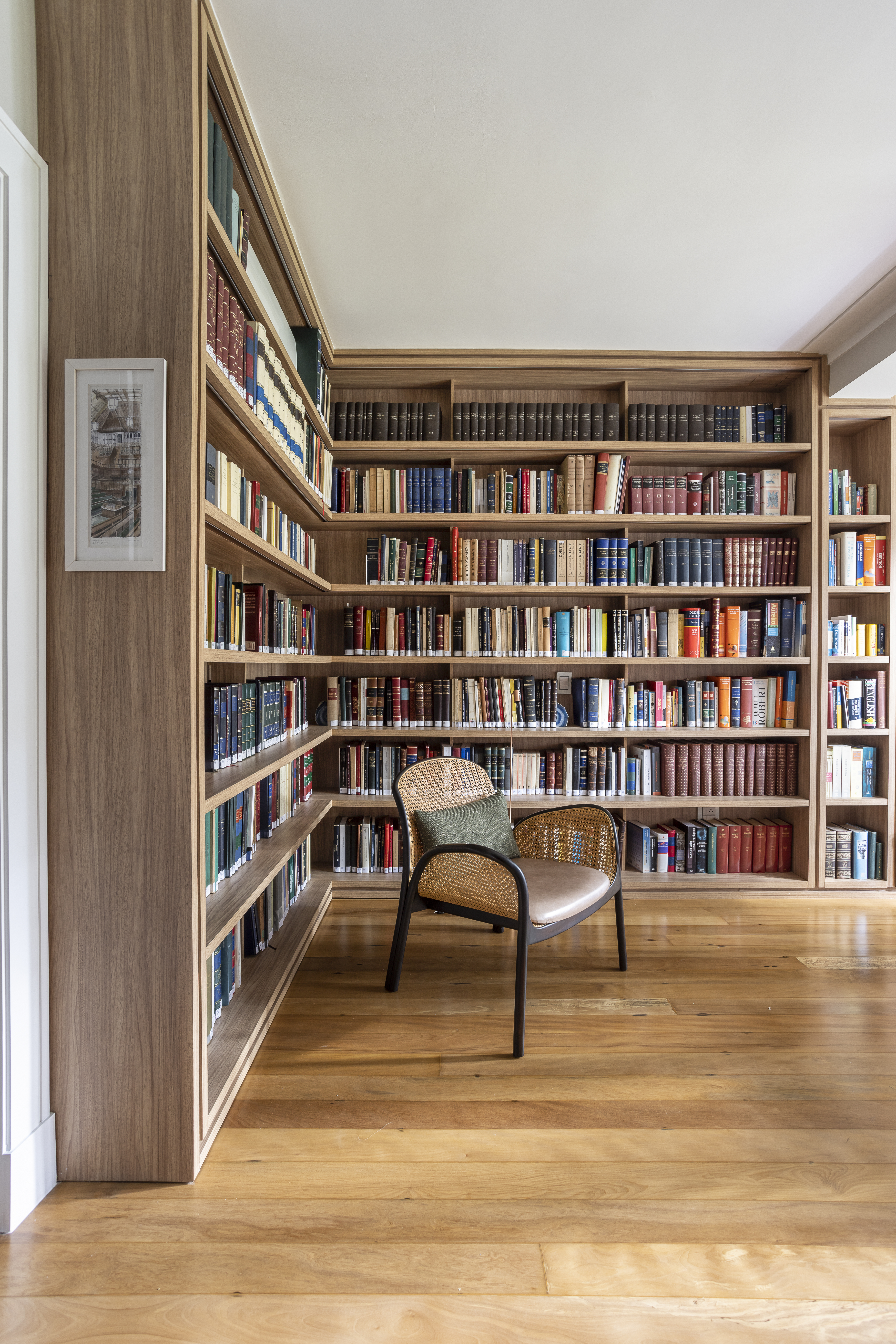 Marcenaria para acomodar a biblioteca dos sonhos é destaque em casa