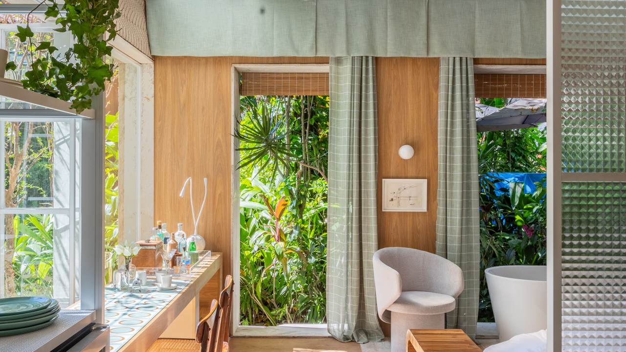 Na.Morada - ambiente de Adriana Esteves para a CASACOR Rio 2023. Na foto, bangalô com bancada com vista para jardim, quarto integrado com sala de banho com banheira solta.