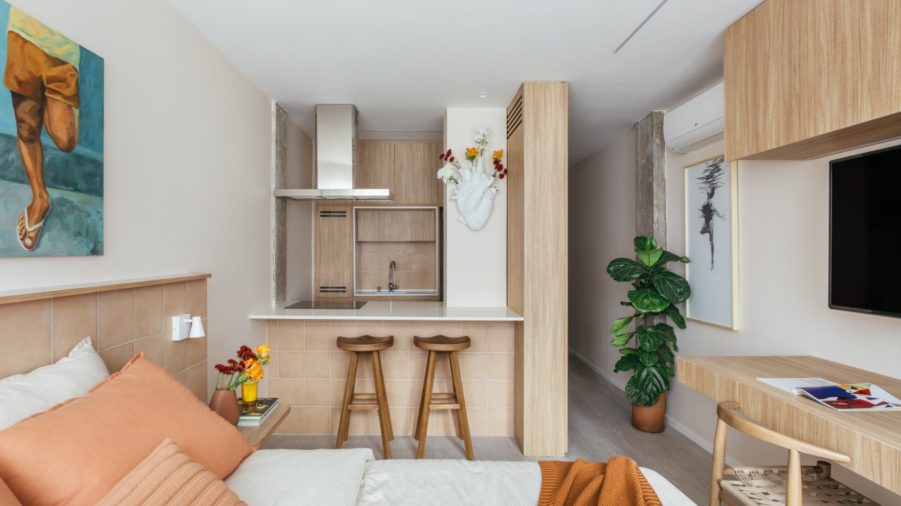 Projeto de Rodolfo Consoli. Na foto, cozinha integrada e quarto.
