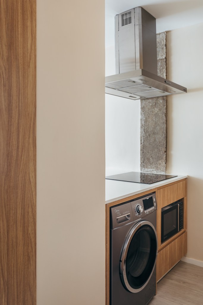 Projeto de Rodolfo Consoli. Na foto, cozinha com marcenaria com nichos para eletrodomésticos.
