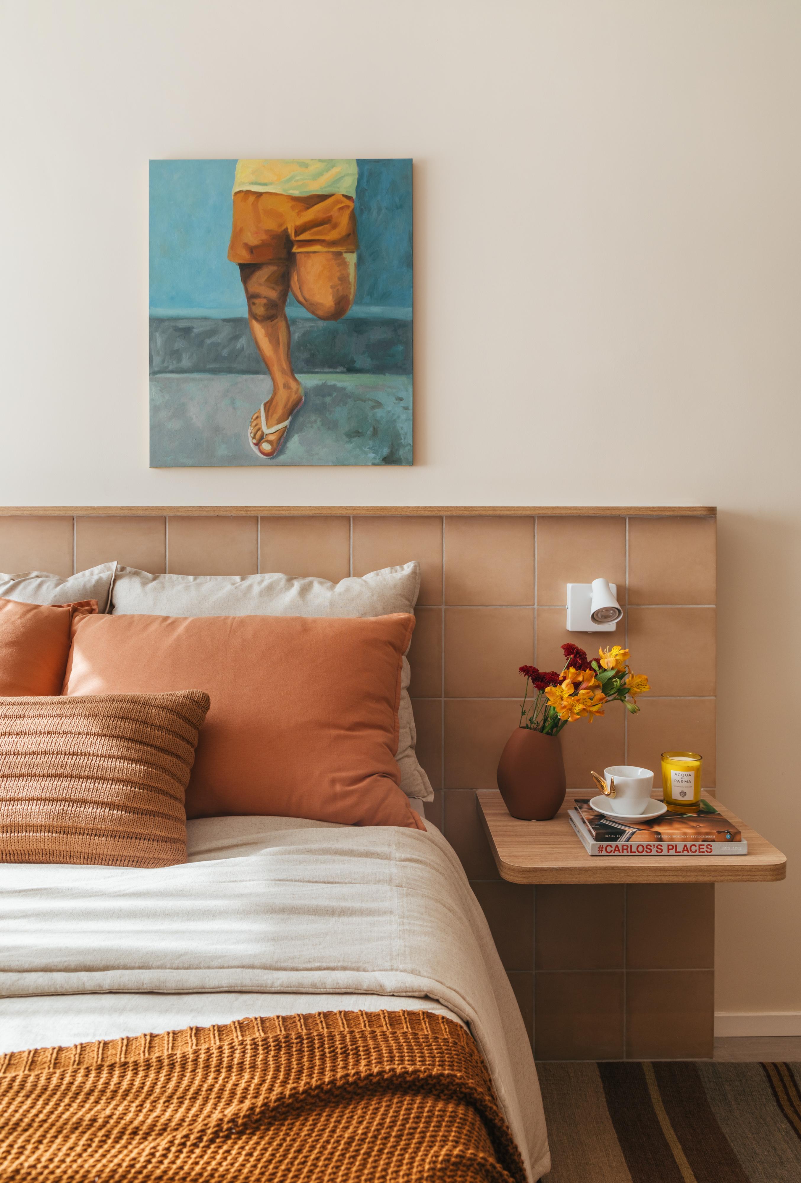 Projeto de Rodolfo Consoli. Na foto, cama com cabeceira de azulejos e drywall.