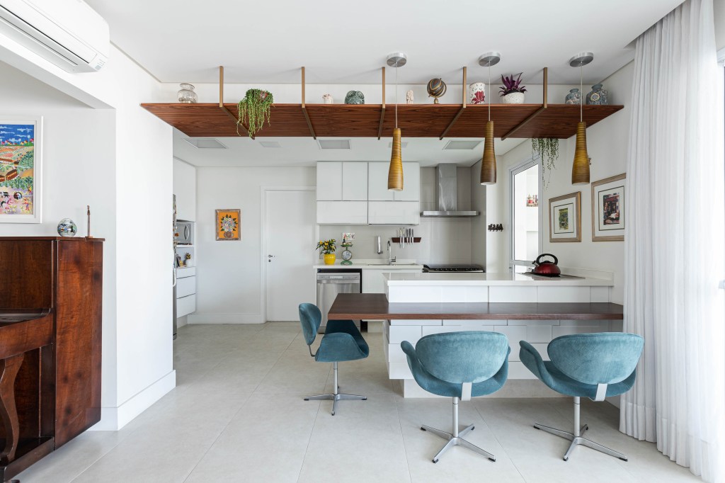 Móveis multifuncionais unem decoração e praticidade em apê de 136 m². Projeto do escritório Inovando Arquitetura. Na foto, cozinha americana com ilha.