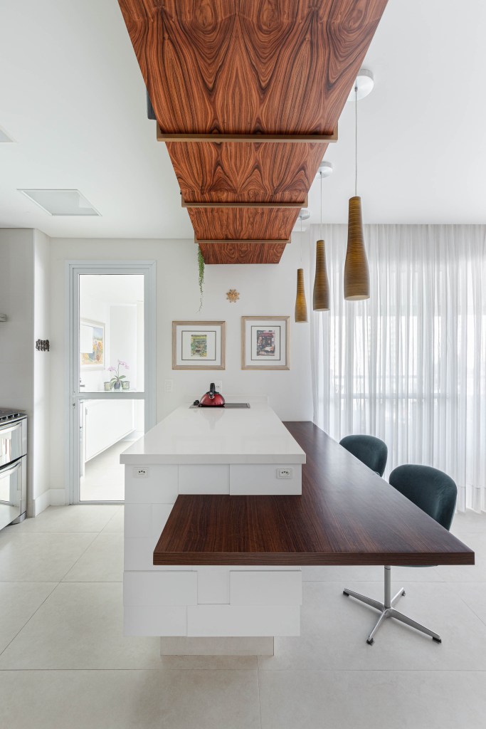 Móveis multifuncionais unem decoração e praticidade em apê de 136 m². Projeto do escritório Inovando Arquitetura. Na foto, cozinha americana com ilha.
