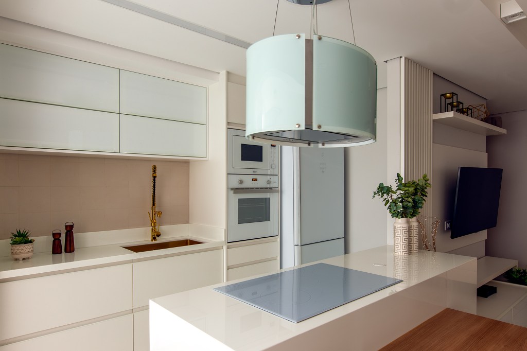 Projeto de Luciana Patriarcha. Na foto, cozinha com marcenaria e bancada branca.