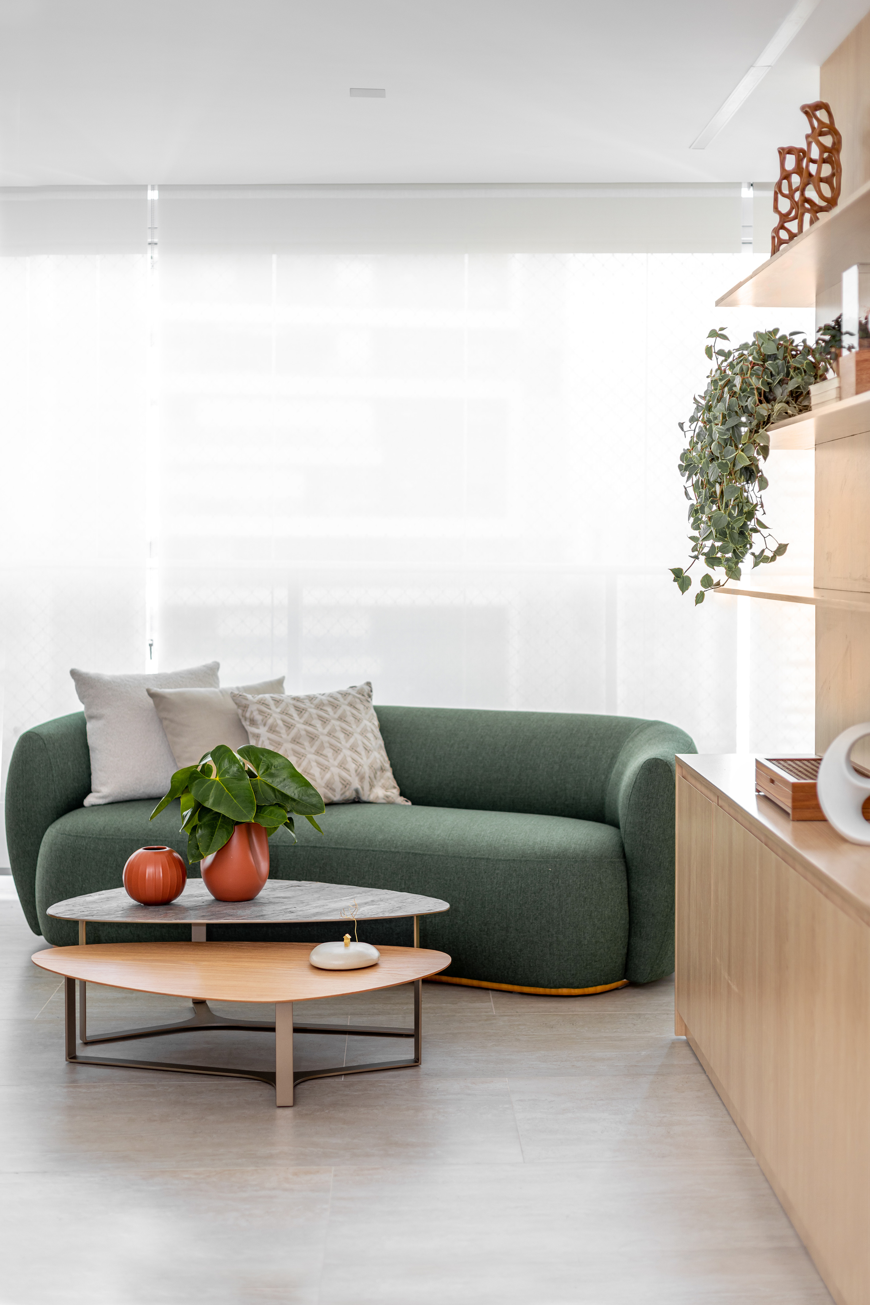 Projeto de NOP Arquitetura. Na foto, sala com sofá curvo verde.