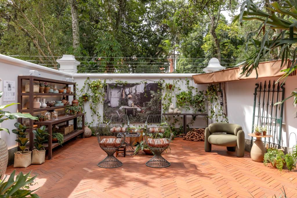 Restaurante traz tons terrosos e vasos para criar clima de “casa de vó”