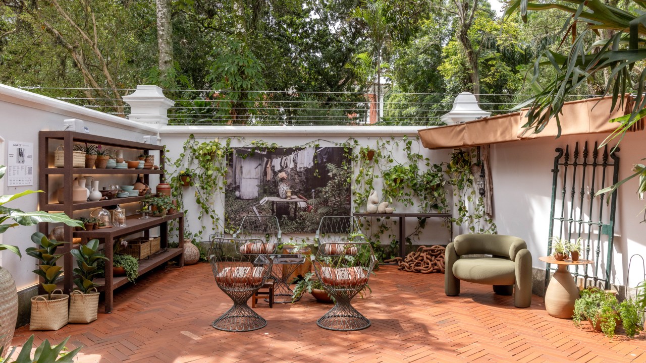 Terraza e loja Cooking To Go - ambiente de Marcela Martins para a CASACOR Rio 2023. Na foto, pátio com plantas, mesas e cadeiras.