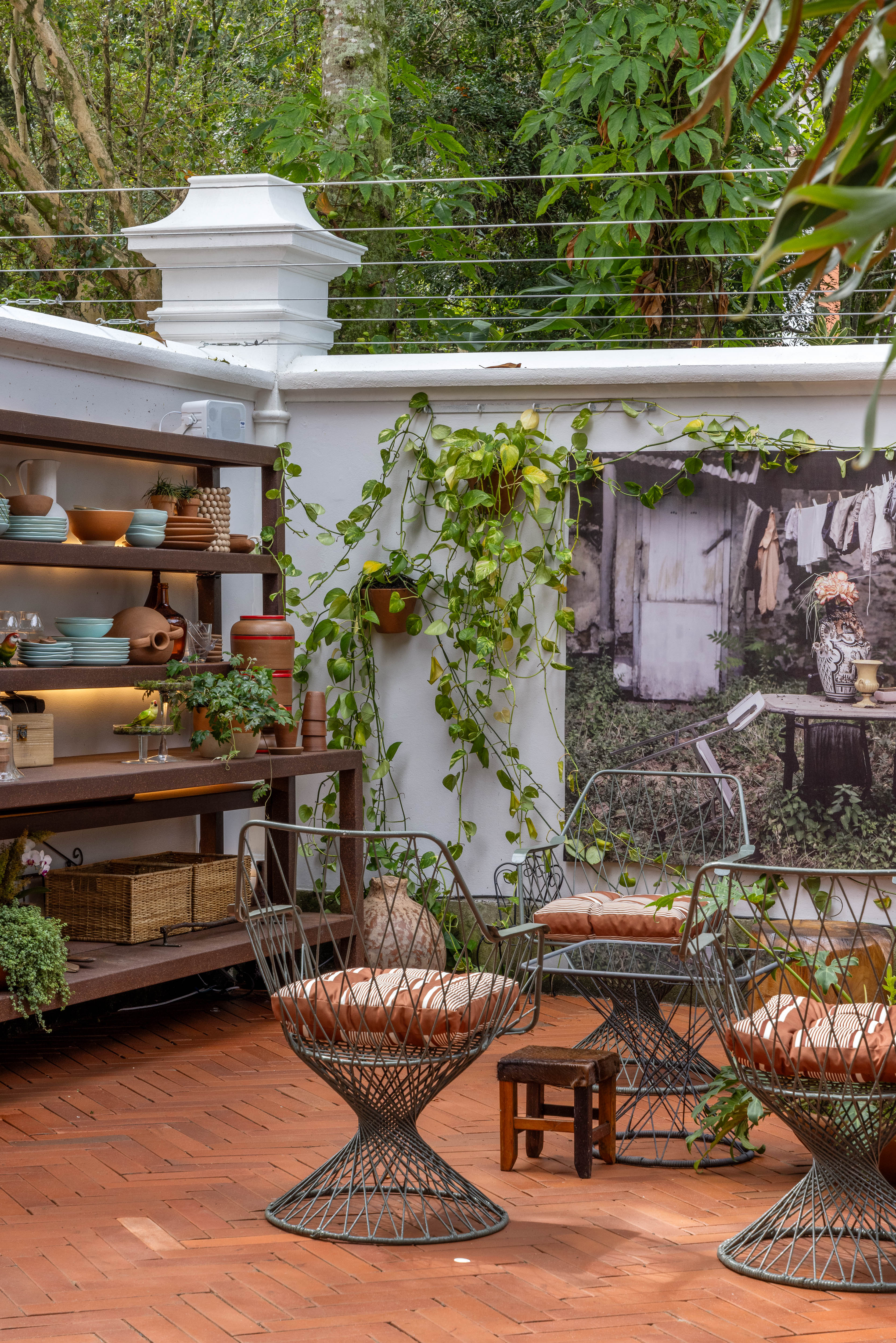 Terraza e loja Cooking To Go - ambiente de Marcela Martins para a CASACOR Rio 2023. Na foto, pátio com plantas, mesas e cadeiras.