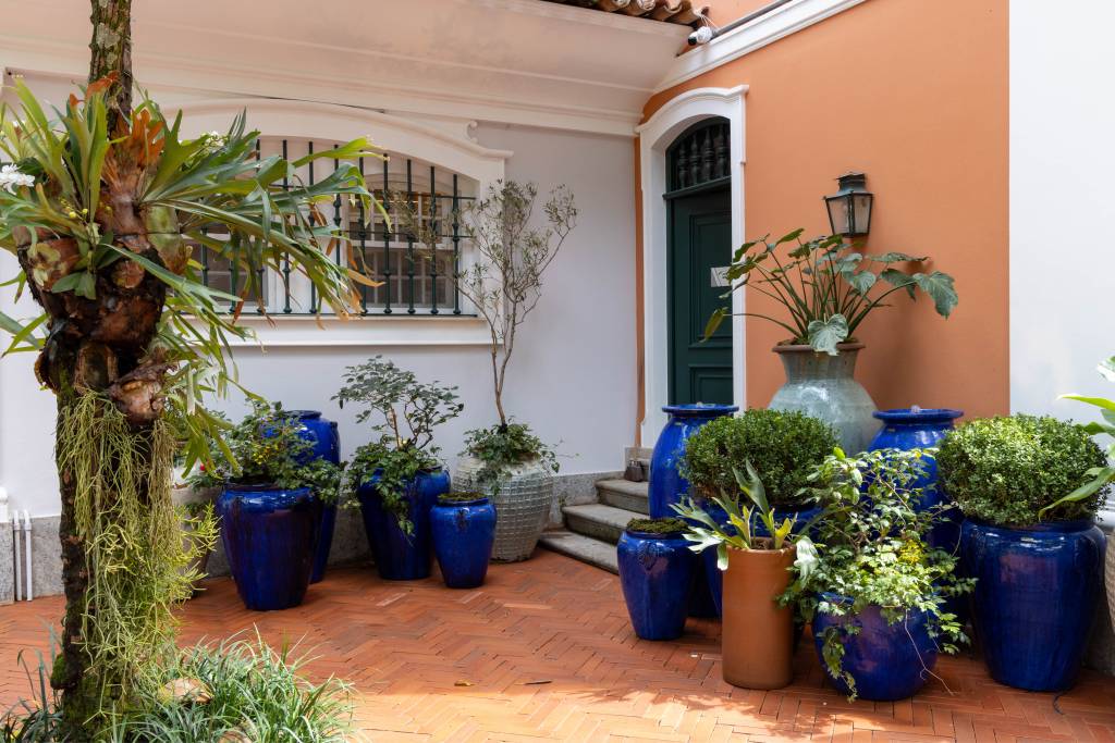 Terraza e loja Cooking To Go - ambiente de Marcela Martins para a CASACOR Rio 2023. Na foto, pátio com vasos grandes azuis.