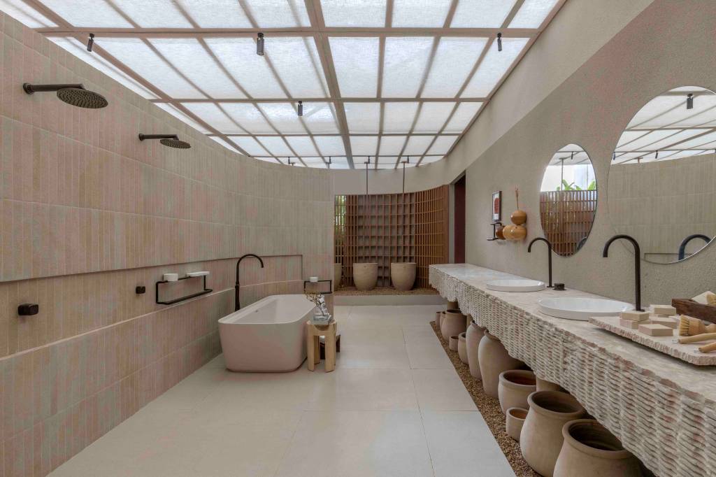 Sala de banho traz beleza e acessibilidade com barras de apoio de design