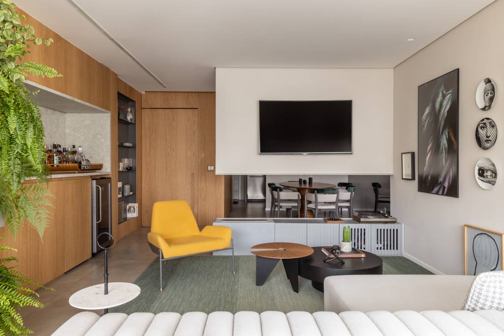 Parede suspensa divide jantar e living em apê de 115 m² feito para os pets
