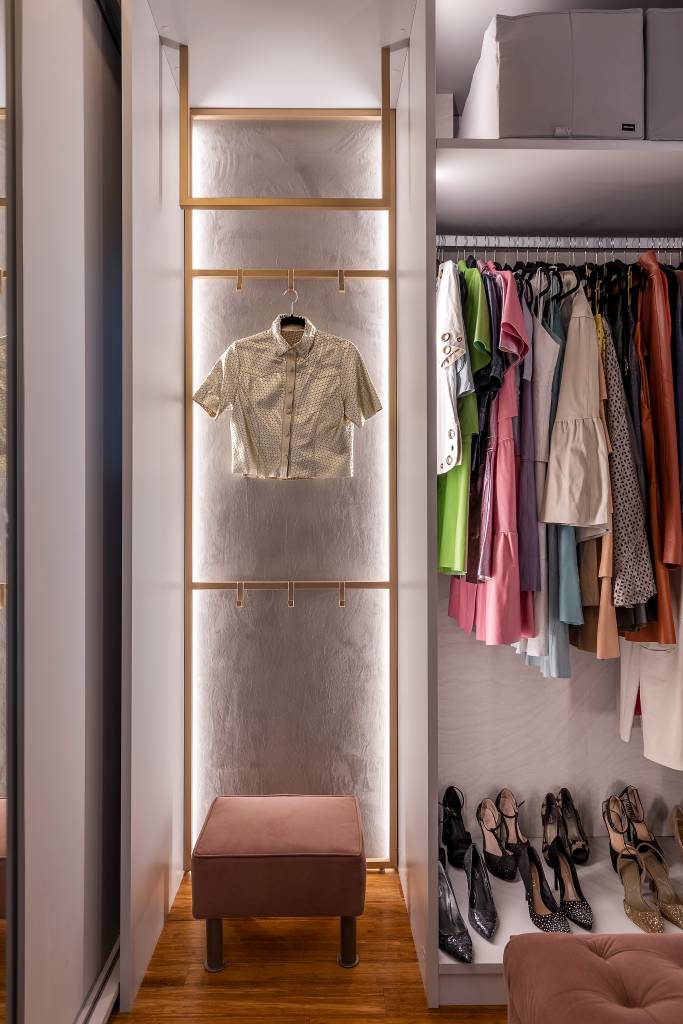 6 Tendências para o closet dos sonhos. Projeto de Spaço Interior. Na foto, cabideiros iluminados.