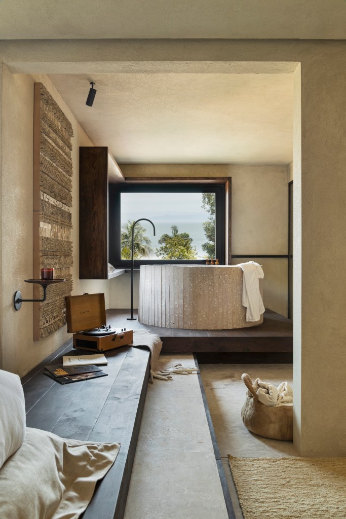 Projeto de Andressa Venturini para a CASACOR Santa Catarina - Florianópolis 2023. Na foto, sala de banho com plataforma de madeira com banheira de granilite.