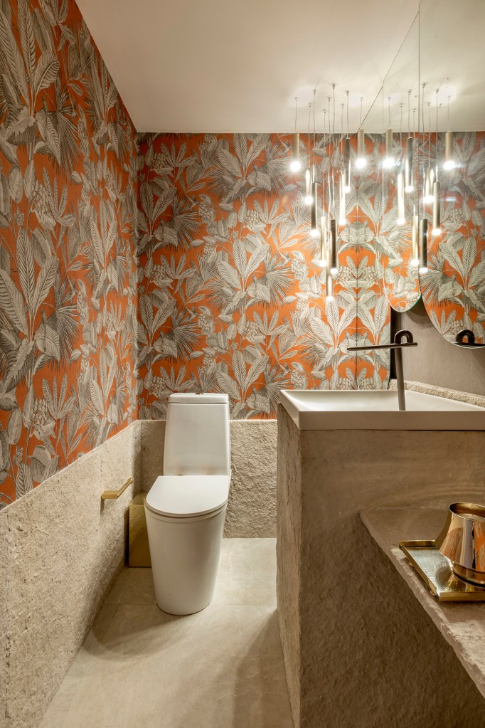Lavabo Casa Intter – Créditos Edgard Cesar Vivian Maia também levou a tropicalidade ao Lavabo da Casa. Projeto da CASACOR Brasília 2023.