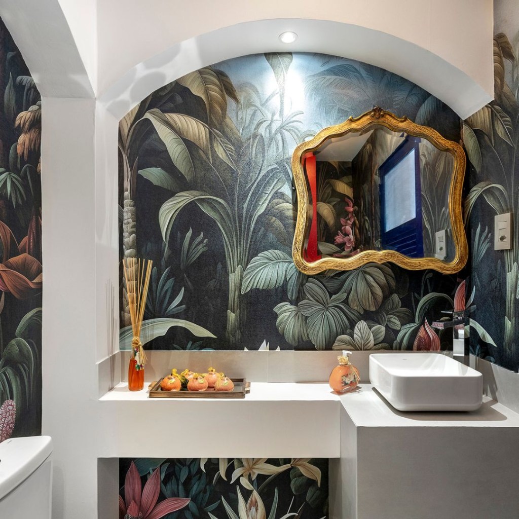 Banheiro ganha personalidade com papel de parede dessenvolvido por IA . Projeto de Mariana Ribeiro e Pedro Siqueira para a Morar mais rio 2023.