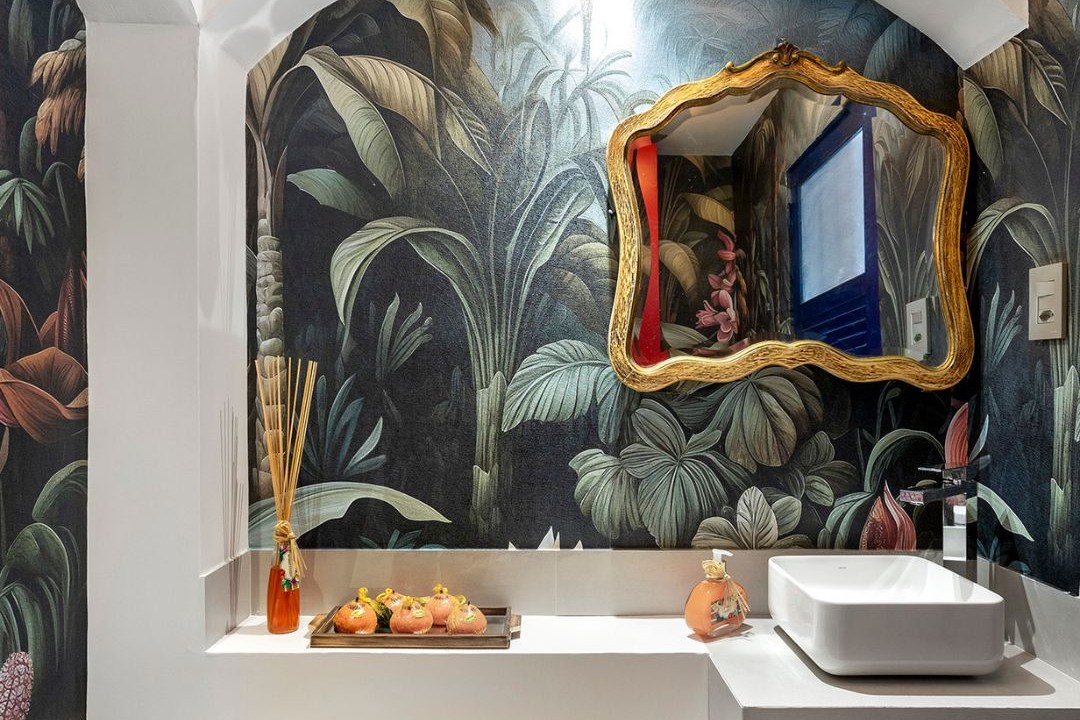 Banheiro ganha personalidade com papel de parede dessenvolvido por IA . Projeto de Mariana Ribeiro e Pedro Siqueira para a Morar mais rio 2023.