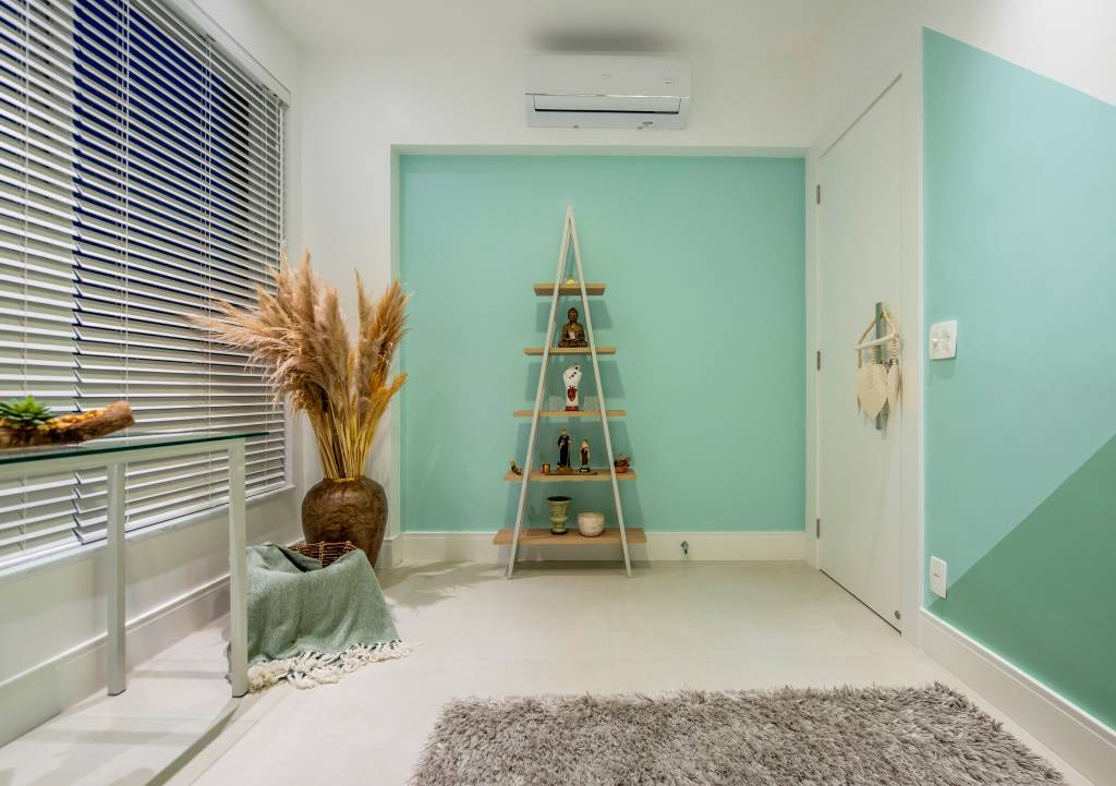 Apartamento de 85 m² tem décor baseada nas cores do chackras. Projeto de Campos & Olivetti Arquitetura. Na foto, sala de meditação com estante em formato de pirâmide.