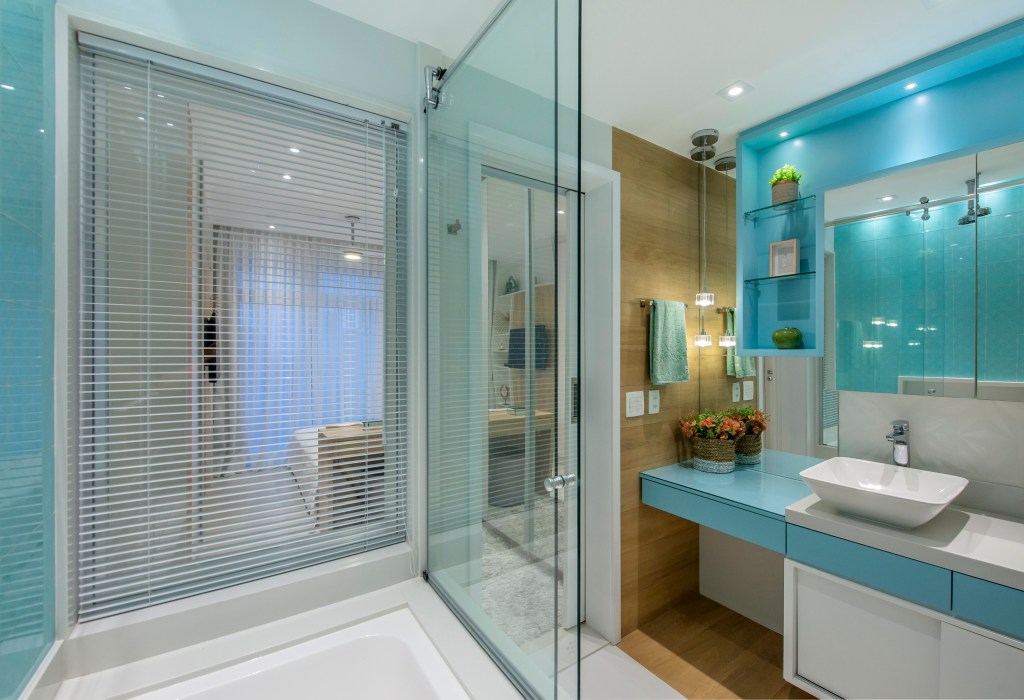 Apartamento de 85 m² tem décor baseada nas cores do chackras. Projeto de Campos & Olivetti Arquitetura. Na foto, banheiro com parede azul.