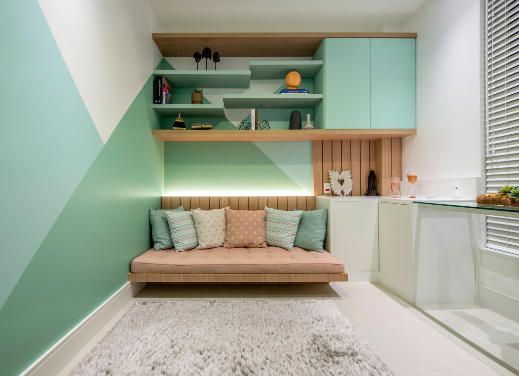 Apartamento de 85 m² tem décor baseada nas cores do chackras. Projeto de Campos & Olivetti Arquitetura. Na foto, sala de meditação com pintura verde geométrica na parede.