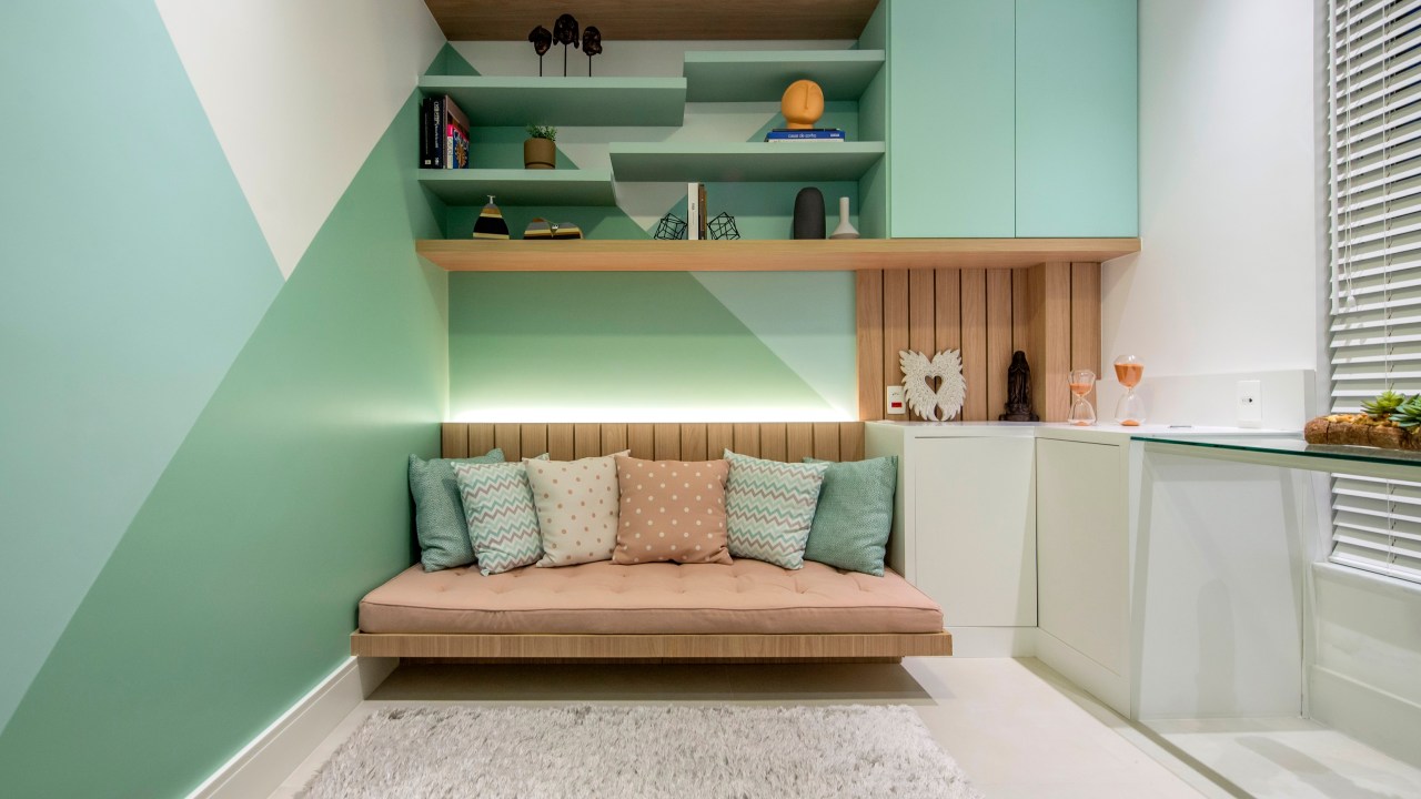Apartamento de 85 m² tem décor baseada nas cores do chackras. Projeto de Campos & Olivetti Arquitetura. Na foto, sala de meditação com pintura verde geométrica na parede.