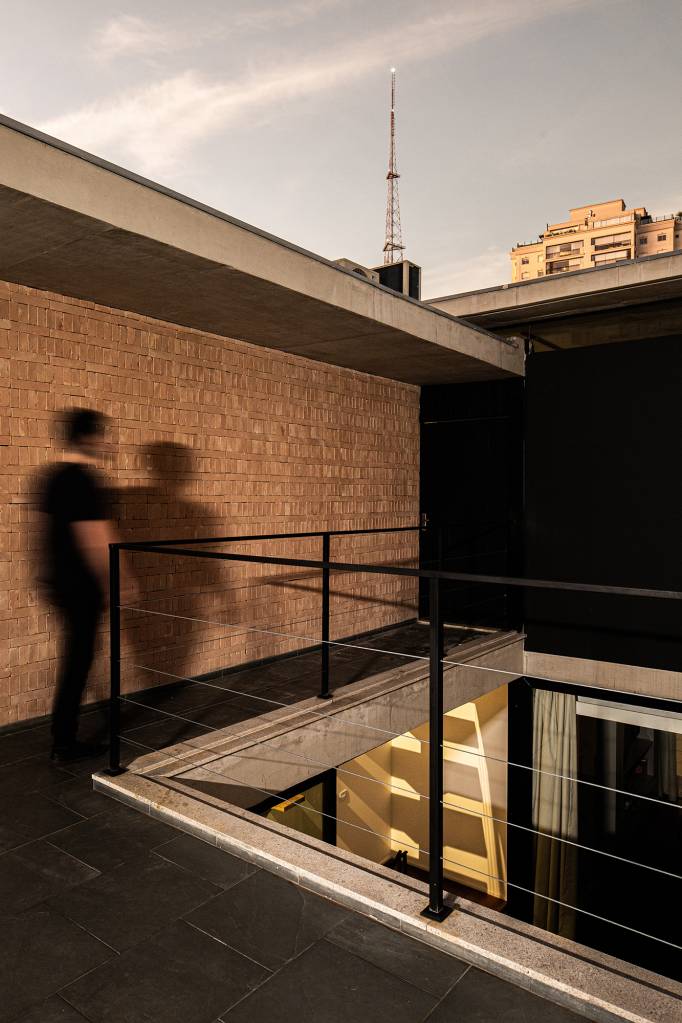 Átrio central e fachada vazada de tijolos marcam projeto de casa de 220 m². Projeto Eixo Arquitetos. Na foto, área aberta como parede de tijolo.